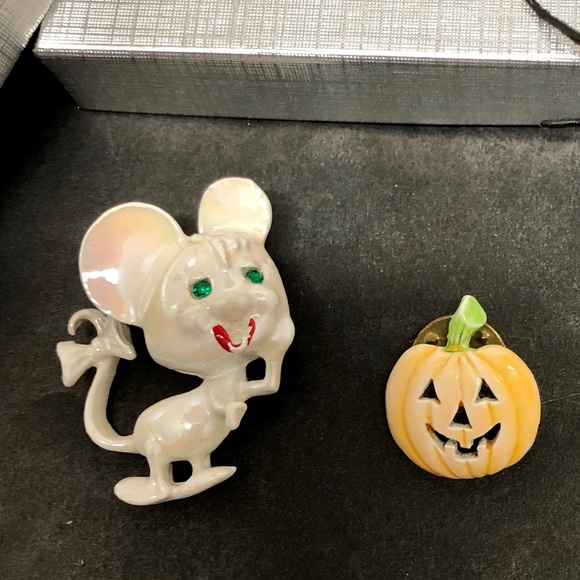 60's ENAMEL MOUSE & ENAMEL JACK‘O LANTERN BROOCHES - Picture 1 of 12